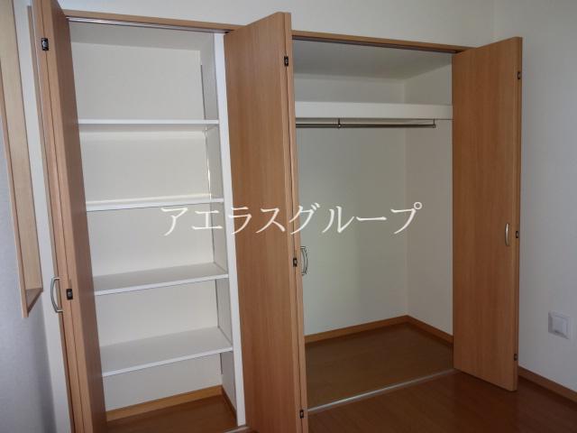 Receipt. A rich storage of closet. 