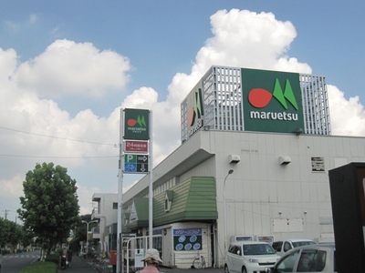 Supermarket. 1000m to Maruetsu (super)