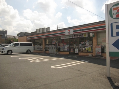 Convenience store. 700m to Seven-Eleven (convenience store)