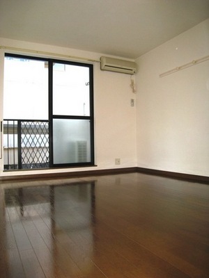 Living and room. Happy air-conditioned Western-style