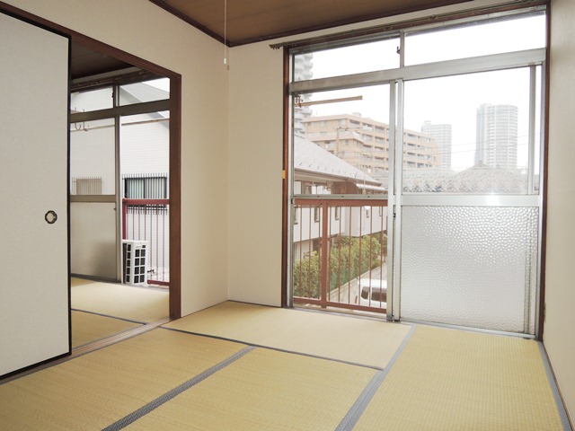 Living and room. Spacious space of each room 6 Pledge