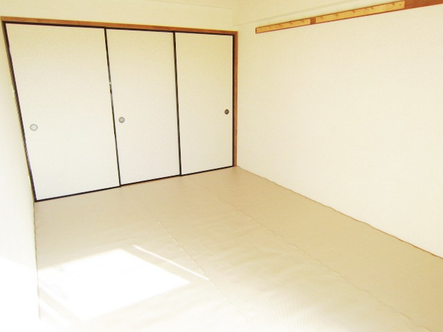 Living and room. Separate reference is a picture