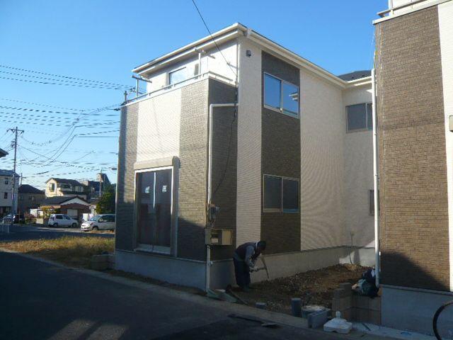 Local appearance photo. 7 Building