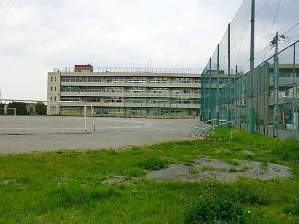 Junior high school. Hatogaya to municipal village junior high school 720m