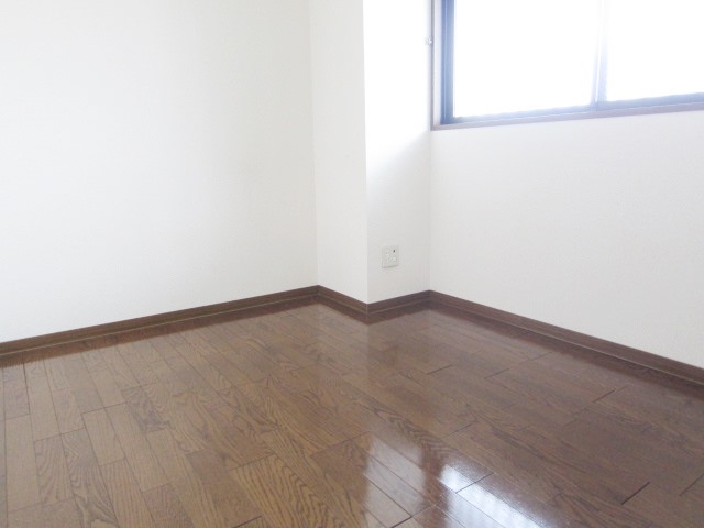 Living and room. Each room is flooring upholstery