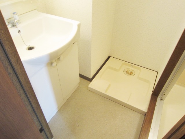 Washroom. Peace of mind even on a rainy day, Washing machine in the room