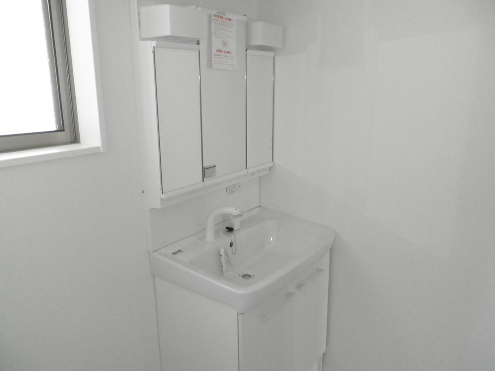 Wash basin, toilet. Indoor (12 May 2013) Shooting