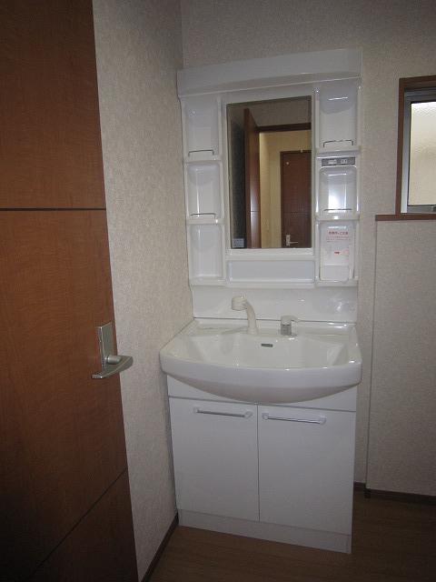 Wash basin, toilet. Indoor (10 May 2013) Shooting