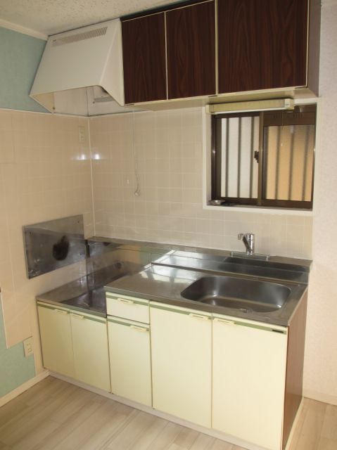 Kitchen. Two-burner gas stove can be installed