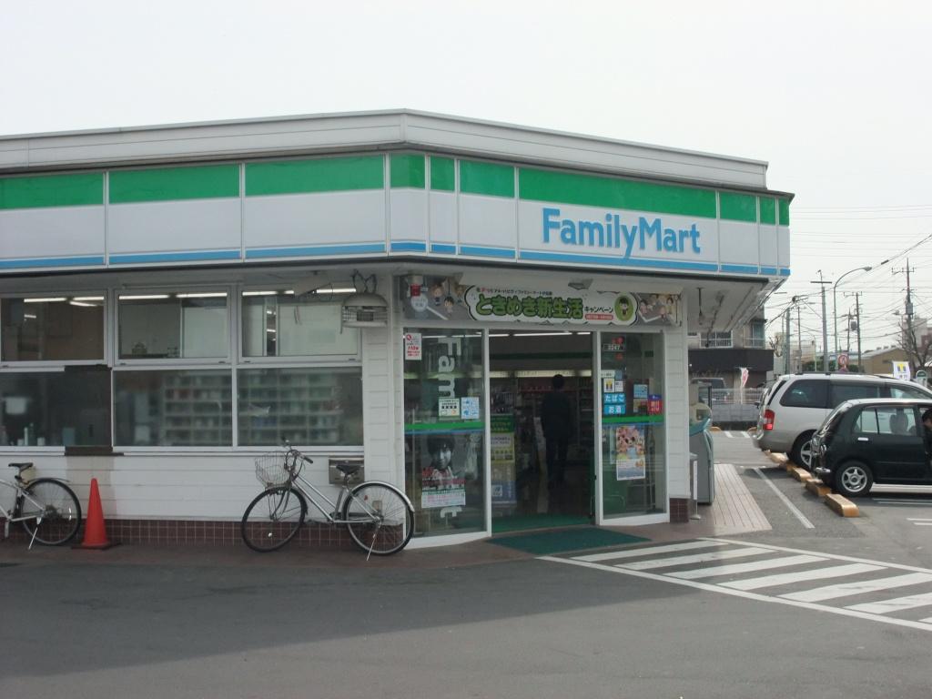 Convenience store. 70m to FamilyMart Kawaguchi Higashiryoke store (convenience store)