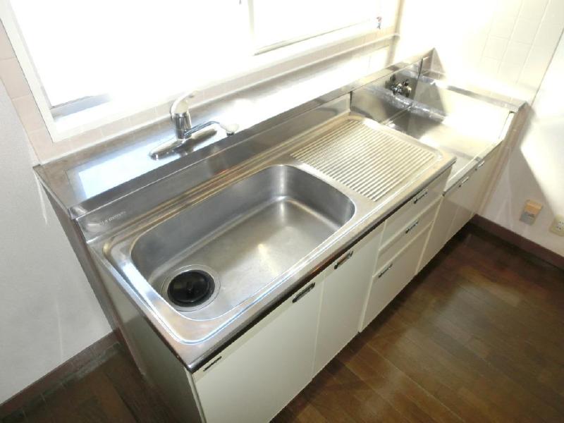 Kitchen. It is a little spread of the kitchen! Easy to cook