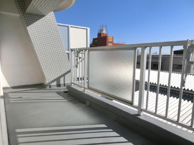 Balcony. Wider balcony!