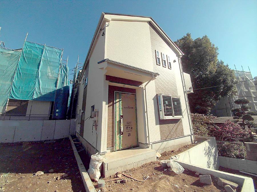 Local photos, including front road. We offer the same use the finished model house of this property. Please feel free to contact us.