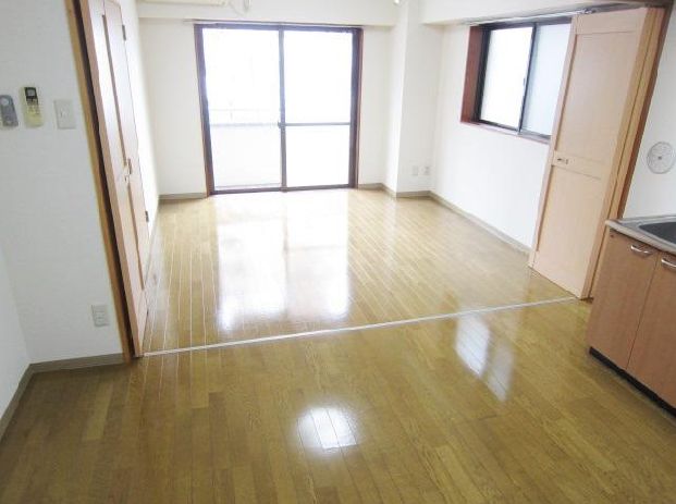 Living and room. Window a lot of ventilation good Property