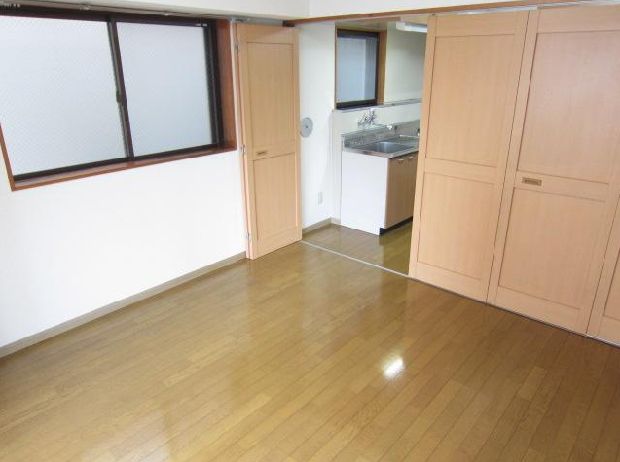 Living and room. Partition door that functionality