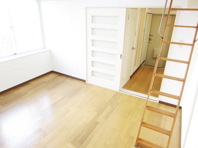 Living and room. It is the corner dwelling unit 2 side lighting