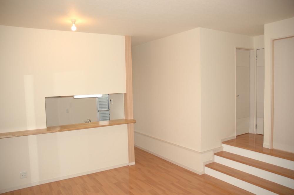 Living. Indoor (12 May 2013) Shooting ・ Living is spacious space of about 18.5 quires ・ Since we have connected with Japanese-style room, It spreads the width of the use of the.