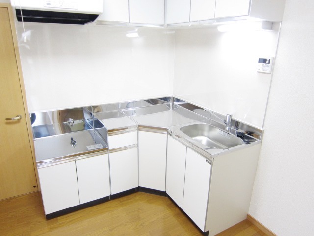 Kitchen. L-shaped kitchen, Gas stove installation Allowed