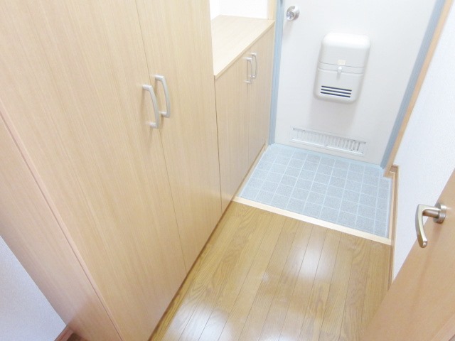 Entrance. Entrance storage is also attractive