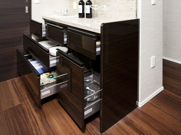 Kitchen.  [Back counter storage] It installed a convenient back counter to place and obtain food. The bottom features a definitive housed in closed dishes and ingredients.  ※ Optional specifications