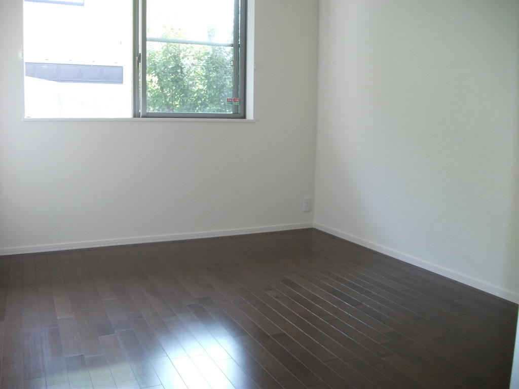 Living and room. The room was a brown and white and color.