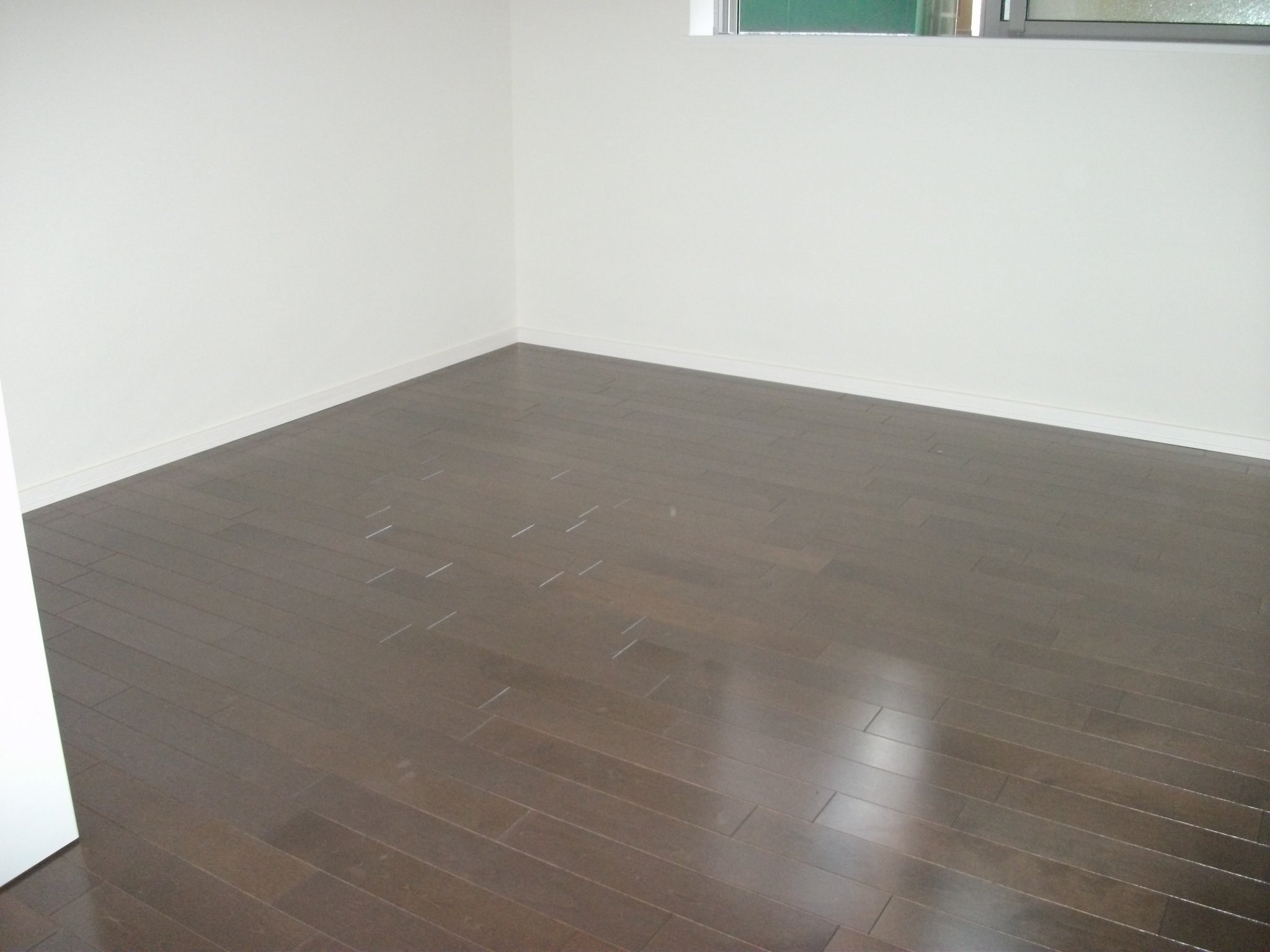 Living and room. The room was a brown and white and color.