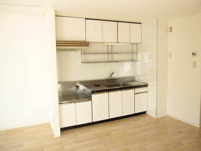 Kitchen. Storage shelves There are also a lot!