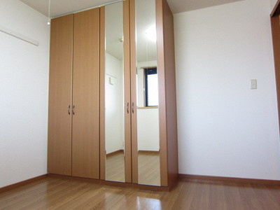 Receipt. With a large mirror closet