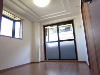Other room space. Corner room! Bay window with