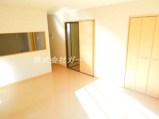 Living. Station walk 16 minutes ・ All building spacious premises up to 42 square meters LDK15 ~ 20 Pledge to popular counter kitchen Japanese-style room of Tsuzukiai have any tour of attractive same day ・ Immediate Available