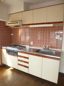 Kitchen. 2-neck with gas stove