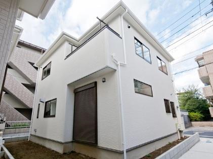 Local appearance photo. 2 Building south side is a local photo (October 2013) the garden with we shooting completed