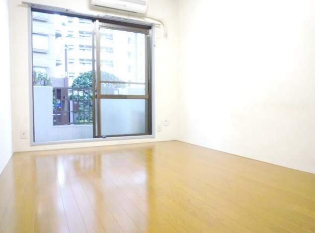 Living and room. Please use it as a living.