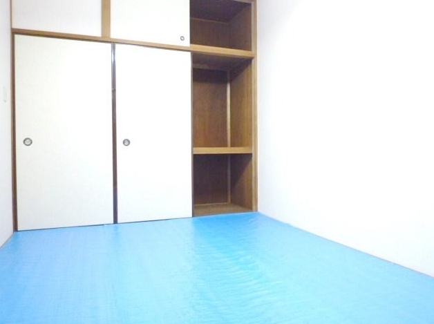 Living and room. And a good smell of tatami.