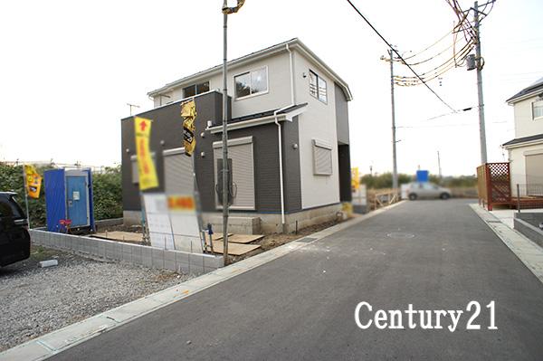 Local photos, including front road. 11 / 14 shooting