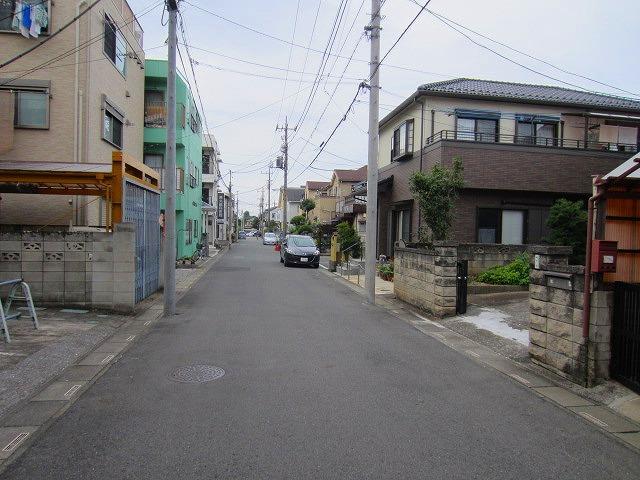 Local photos, including front road. Local (10 May 2013) Shooting