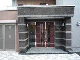 Entrance. Auto with lock