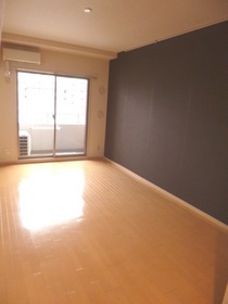 Living and room. Western-style whopping 10.3 Pledge!