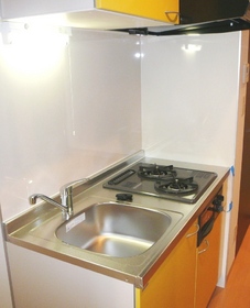 Kitchen. 2-burner stove with a Gasukitchin