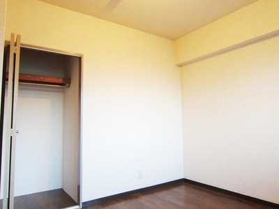 Living and room. Walk-in closet