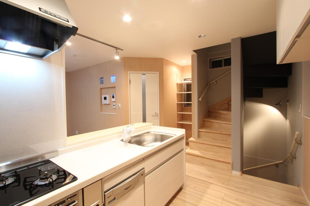 Kitchen. It is a popular face-to-face kitchen to wife. Also with a dishwasher.