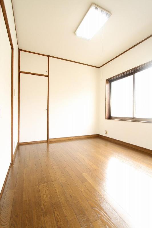 Other room space. There is lighting even Western-style Indoor nice per yang