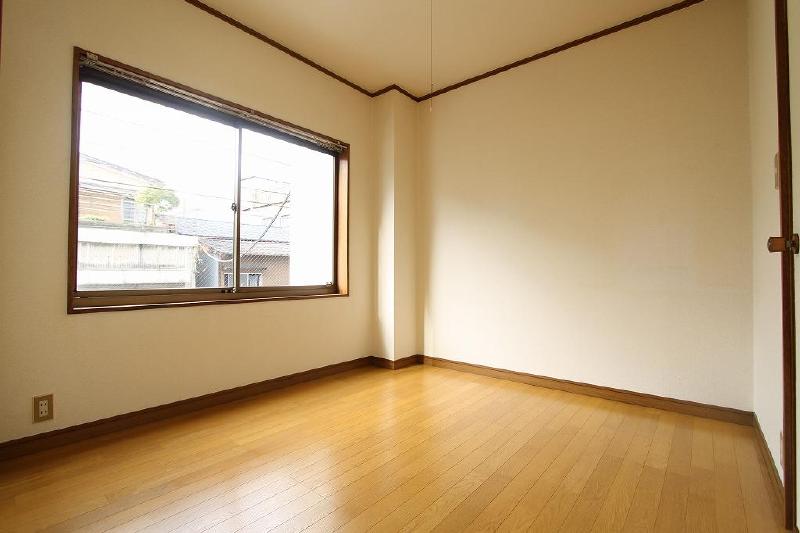Other room space. Because the corner room, Many window, Each room yang per good
