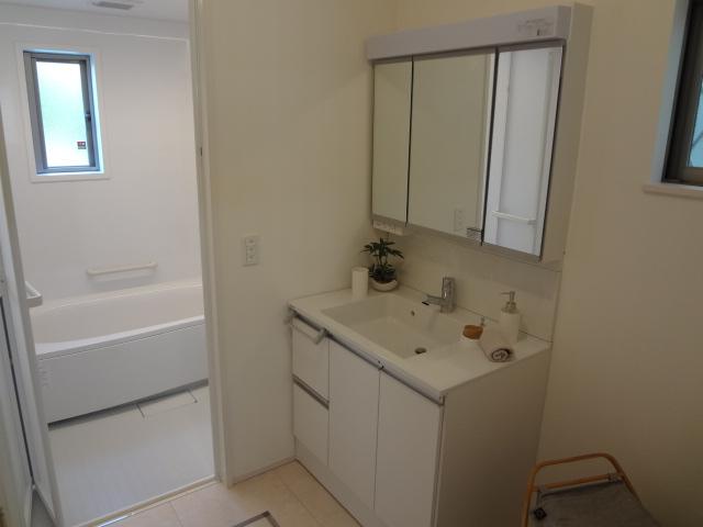 Wash basin, toilet. 6 Building (November 2013) Shooting