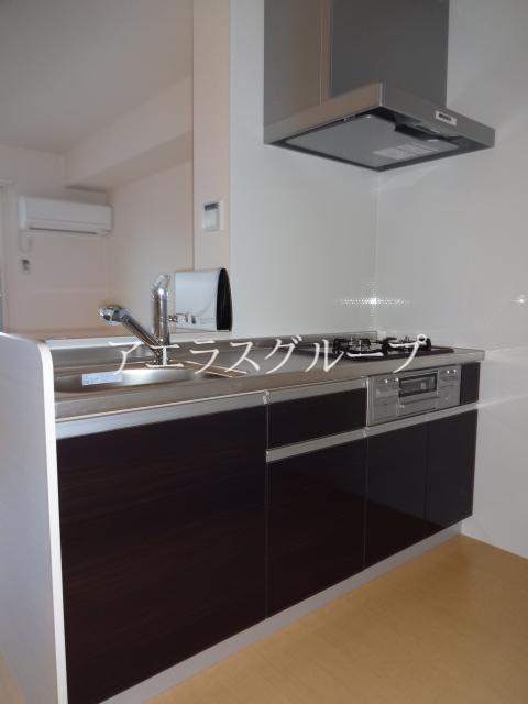 Kitchen. Counter bouncing of conversation