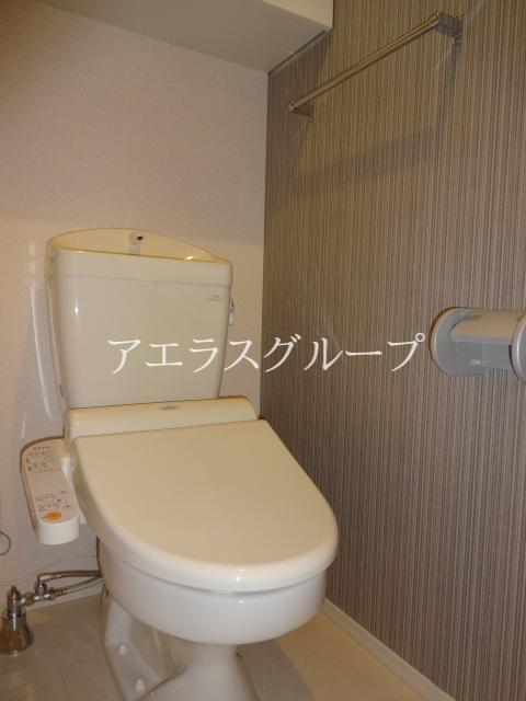 Toilet. Storage is with shelf