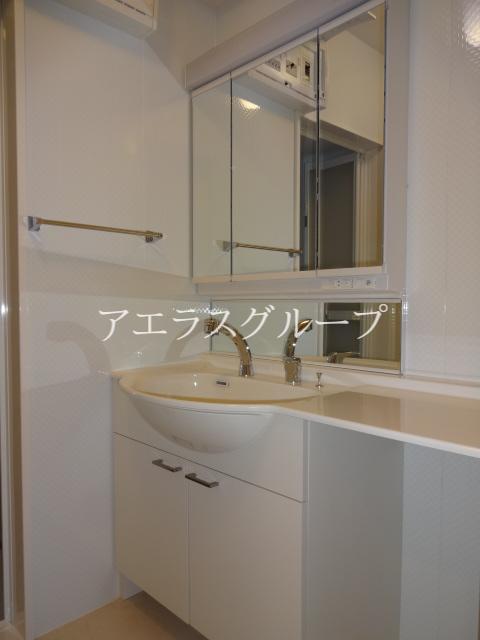 Washroom. Spacious basin