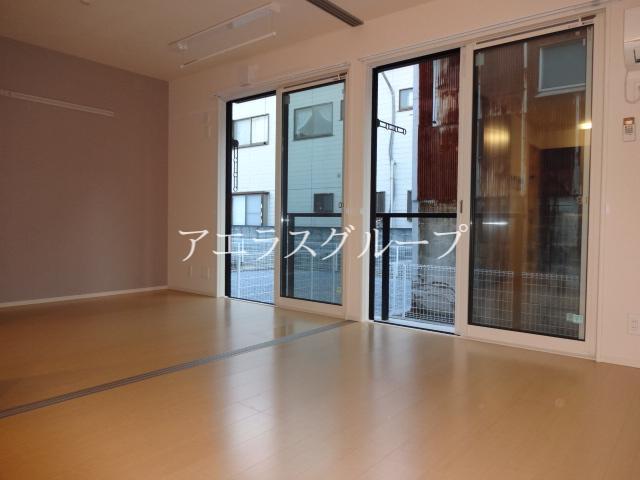 Living and room. Open them BaHiroi