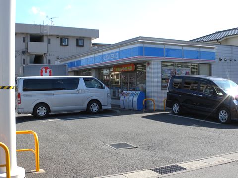 Convenience store. 565m until Lawson Kawaguchi Tozukahasami the town store (convenience store)
