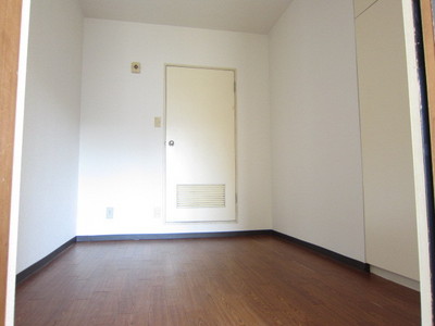 Living and room. There is Western-style 4 Pledge